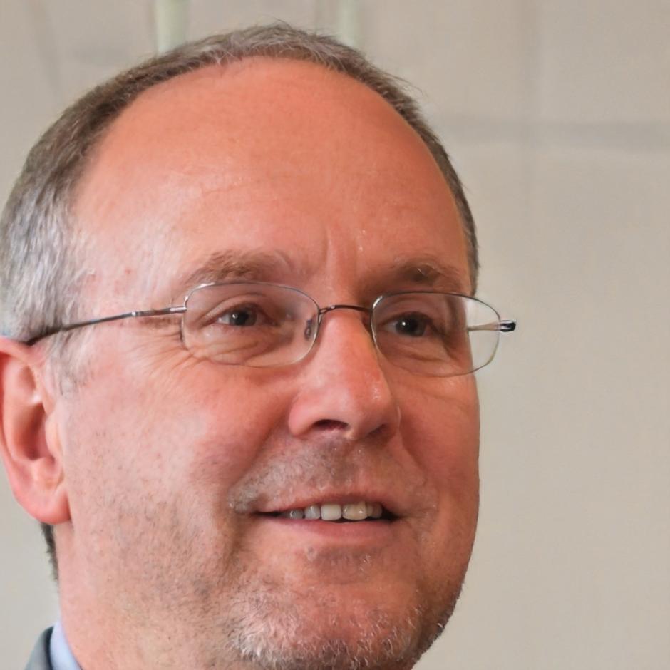 Carlos Mendoza, Director General de ethyriosamel